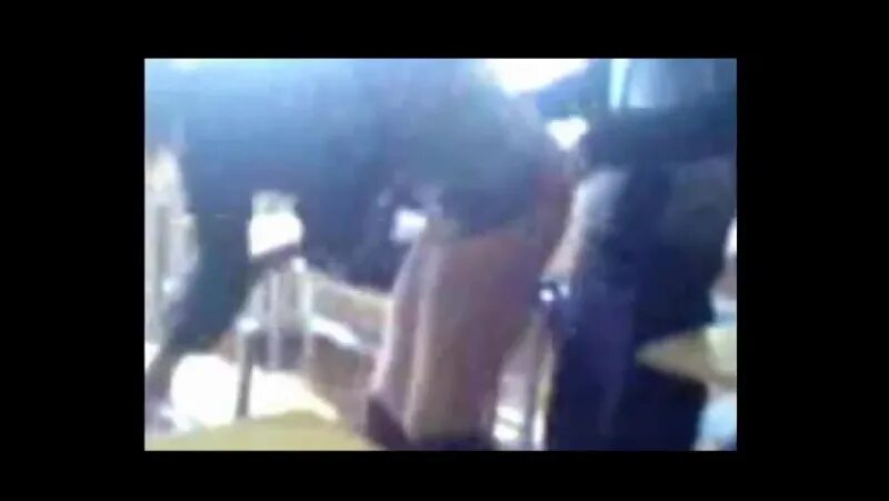 Лапают одноклассницу в школе. Одноклассник трогает одноклассницу. Одноклассник трогает одноклассницу. Облапал девушку в школе. Мацает в школе.