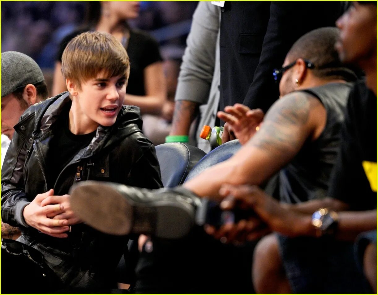 Пидиди и бибер видео. Бибер 2007. рамзи ханта джастин бибер. justin bieber в школе. джастин бибер с охраной.