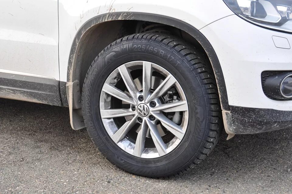 Volkswagen tiguan шины. 235/60 R16 Tiguan. Tiguan размер шин r17. Tiguan 2 r17 235/65. Колеса Volkswagen Tiguan 2013.