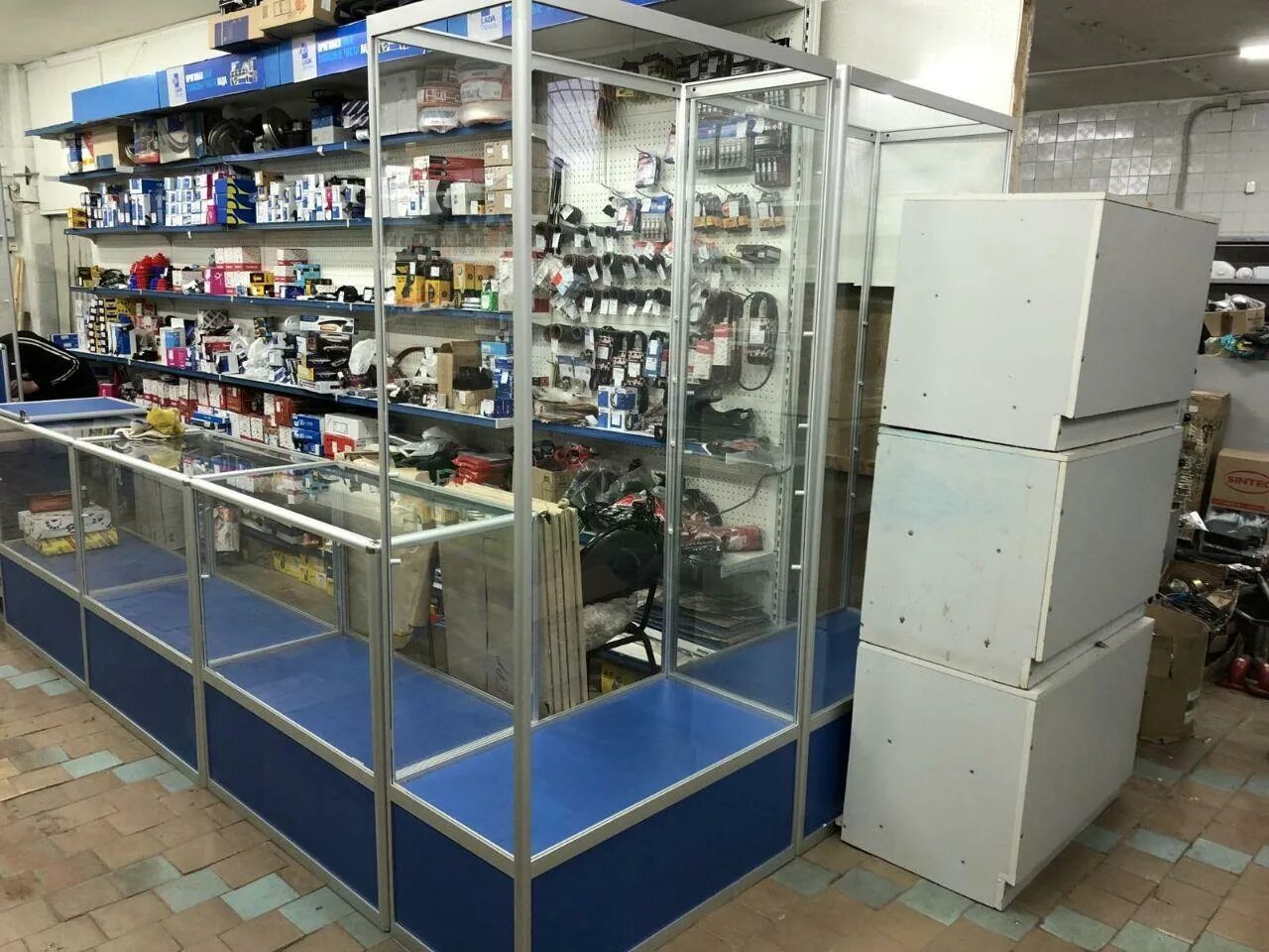 крепление стекла витрины. оборудование для автомагазина. витрины магазинов запчастей. витрины магазинов запчастей. комплектующие витрины.