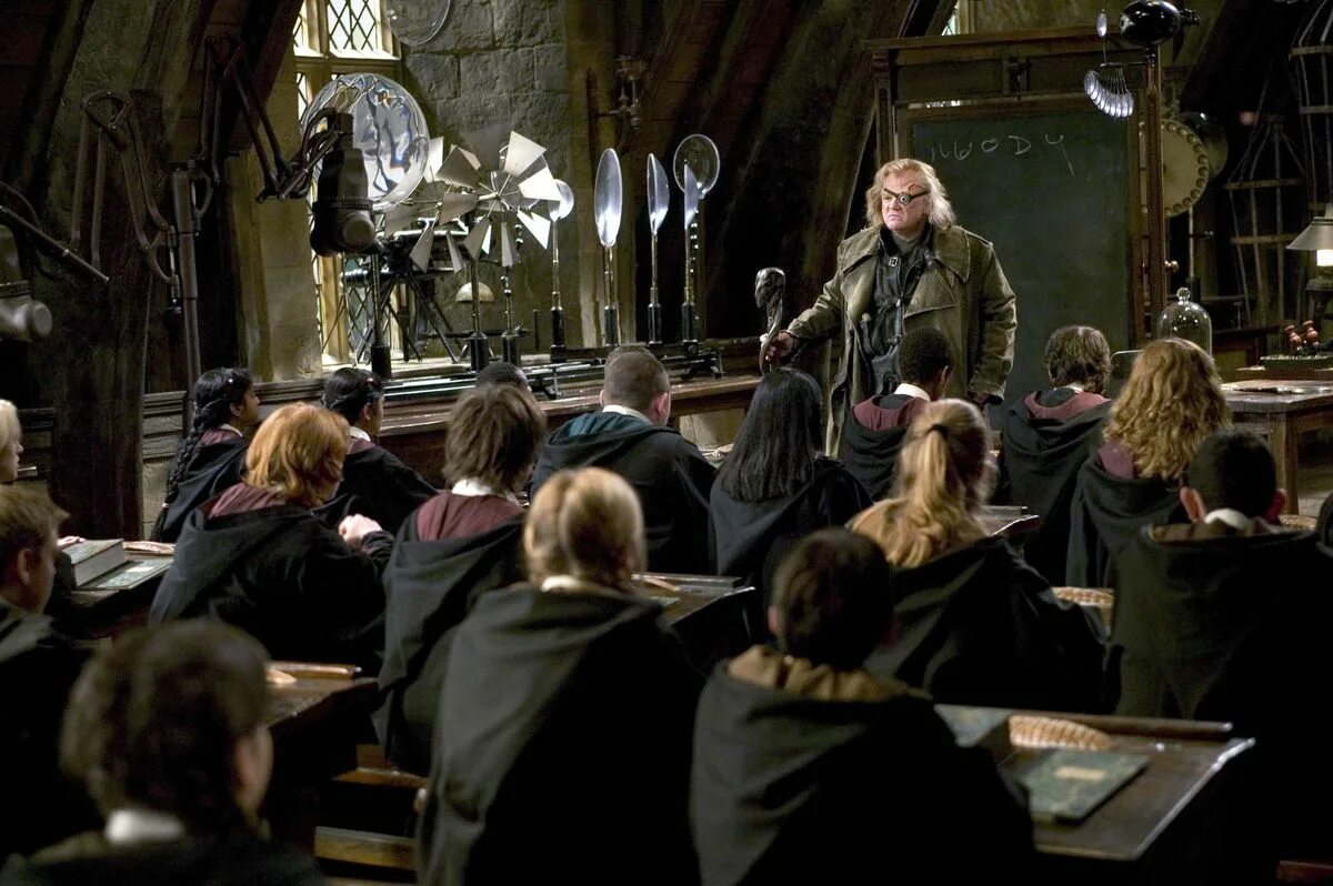 гарри поттер и философский камень хогвартс. гарри поттер и философский камень урок на метлах. урок harry potter. гарри поттер хогвартс кадры из фильма. урок harry potter.