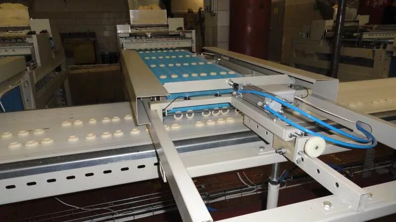 Заготовки из теста. Сушки магазинные. Производственные сухари. Как делают сушки. Сушилка для сухарей.