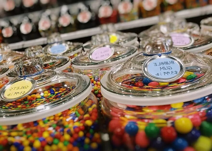 Sweet shop. Candy shop магазин сладостей. Леденцы Candy shop. Магазины жвачки и конфет. Candy shop ОЛИМПИНВЕСТ.