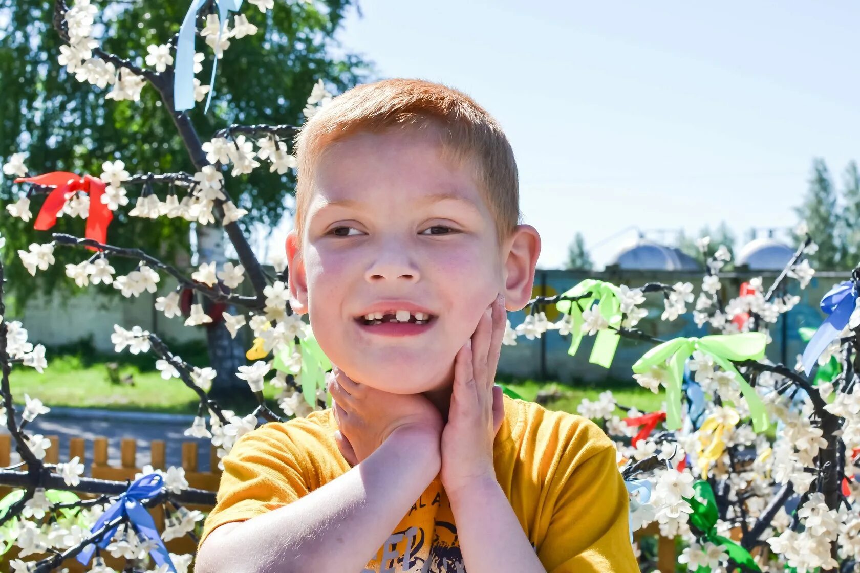 Дети солнца местные. Ребенок тянется к солнцу. Дети солнца местные. Дети солнца вера. Дети солнца.