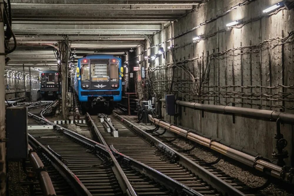 Звук поезда метро. Депо Новосибирского метрополитена. Туннель Новосибирского метрополитена. Новосибирский метрополитен поезда. Подземное депо метрополитена.