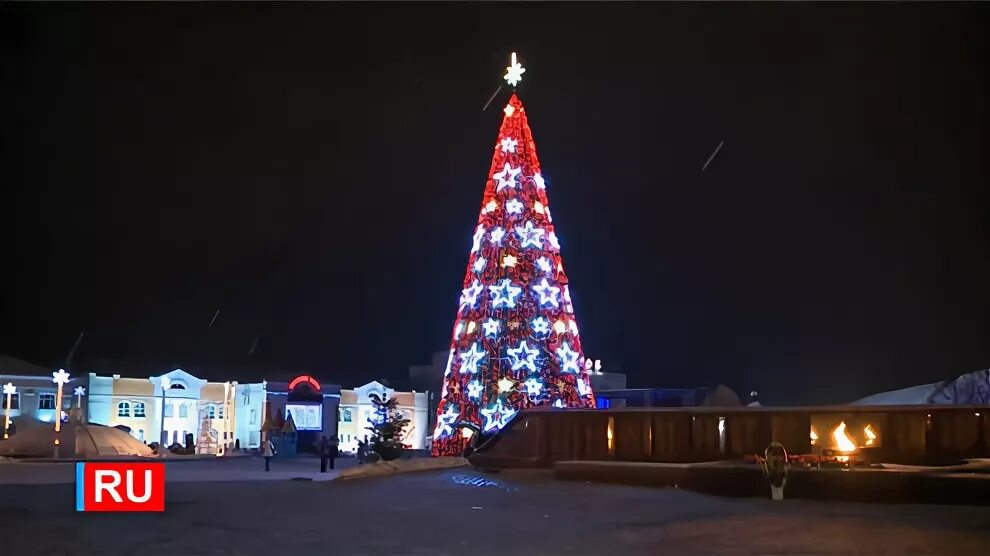 Елка в дмитрове. Дмитров площадь новый год. Елка в школе. Елка дмитров площадь. Елка в дмитрове 2022.