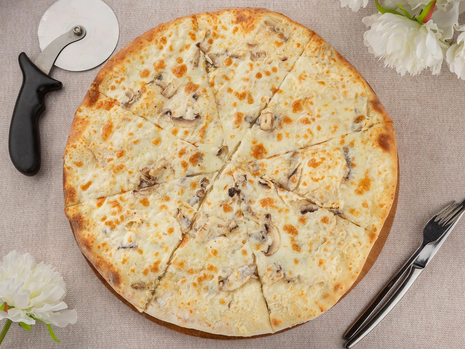 Пицца с курицей и сыром. Пицца с курицей и грибами. Пицца 4 сыра с грибами. Пицца 4 сыра с курицей и грибами.