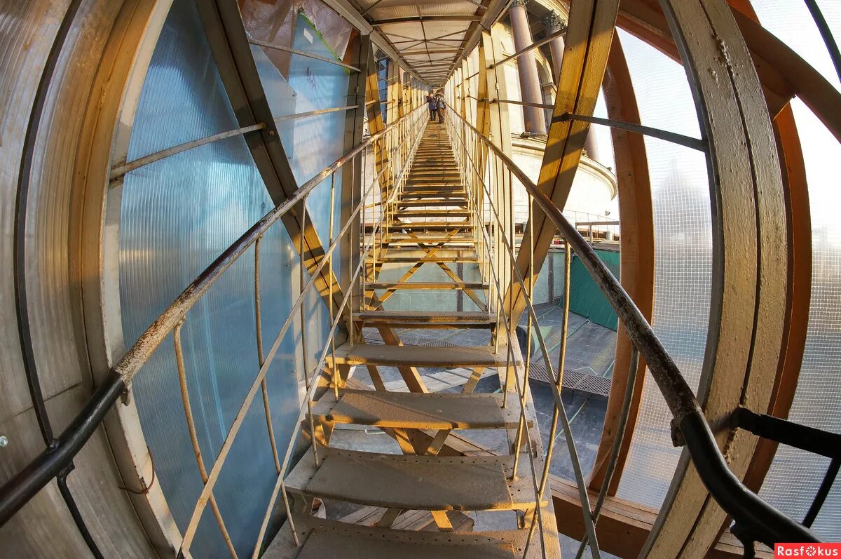 ступеньки на колоннаду исаакиевского. исаакиевский собор лестница на колоннаду. лестница на колоннаду исаакиевского собора. винтовая лестница на колоннаду исаакиевского собора. исаакиевский собор винтовая лестница.