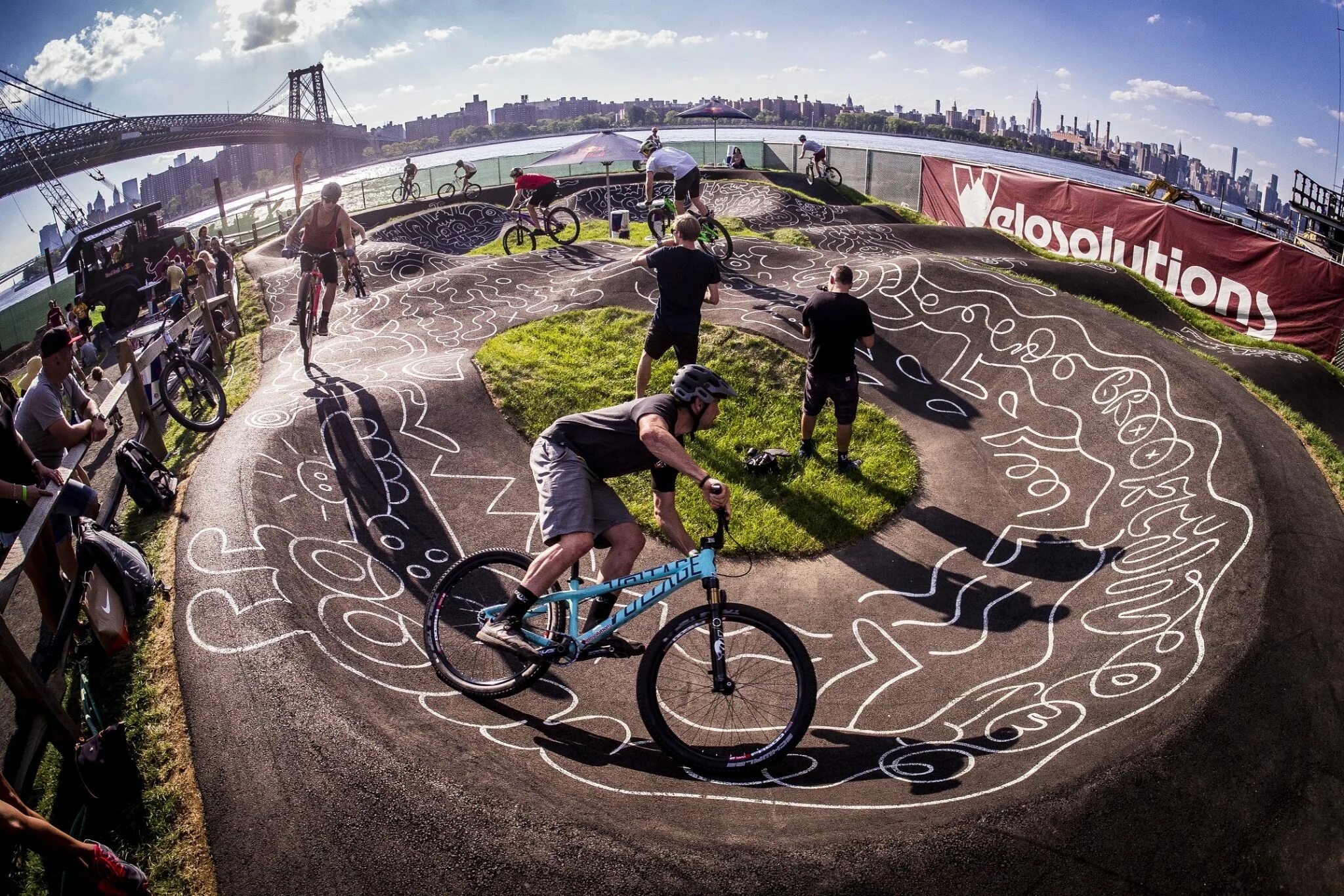 Памп трек для велосипеда. Парк 850 летия Москвы велотрасса. Velosolutions Pumptrack. Скейт парк 850 летия Москвы. Памп-трек парк.