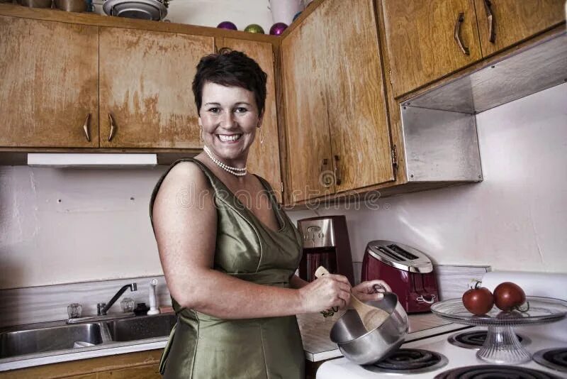 Housewife download. Женщина домохозяйка. Уборка кухни. Домохозяйки 50-х годов. Пожилые домохозяйки с фотостраны.