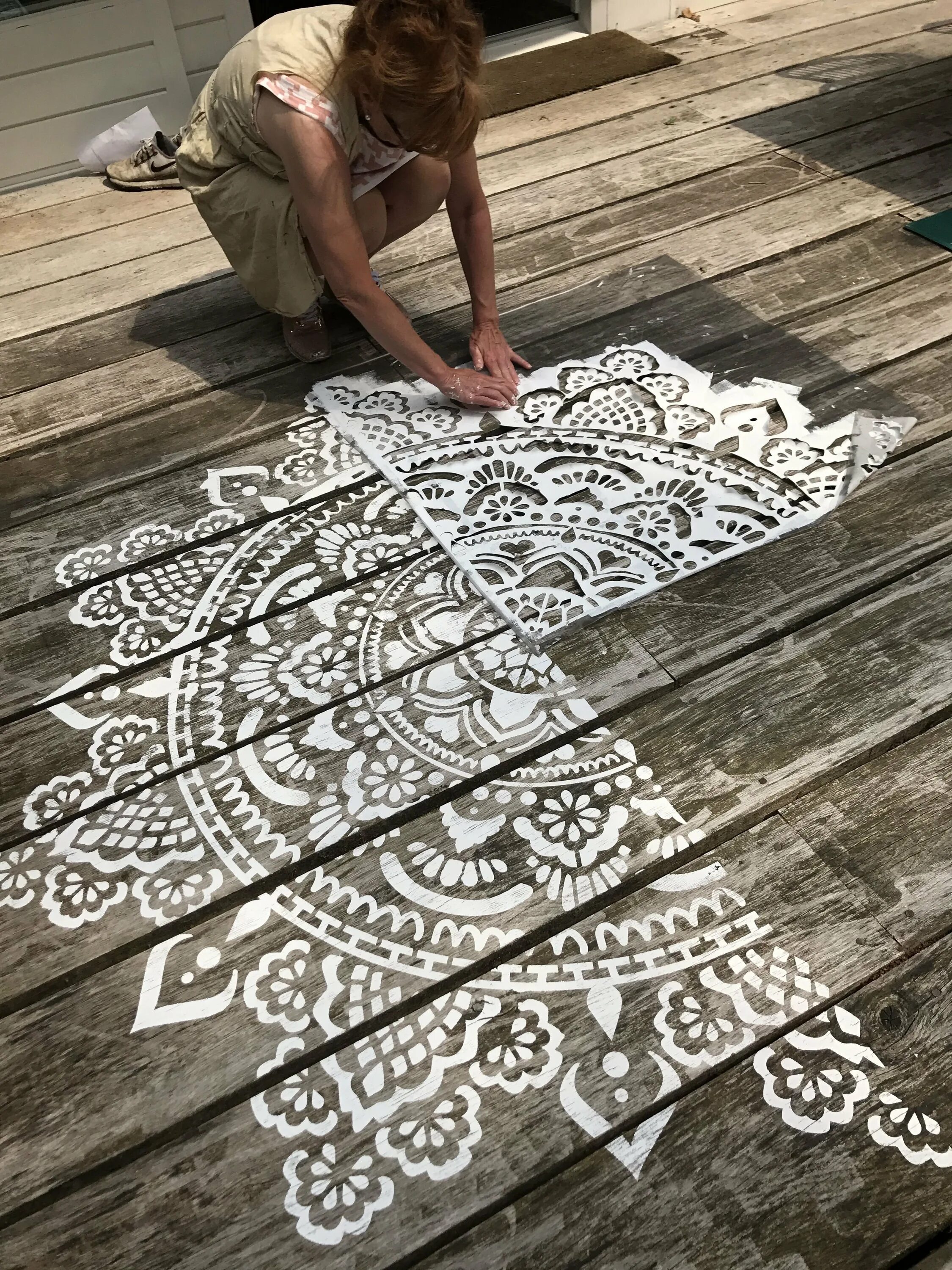 Трафарет для покраски пола плитка. Трафаретная роспись пола. Трафареты для кафельной плитки. Трафарет для покраски пола. Трафарет для пола.