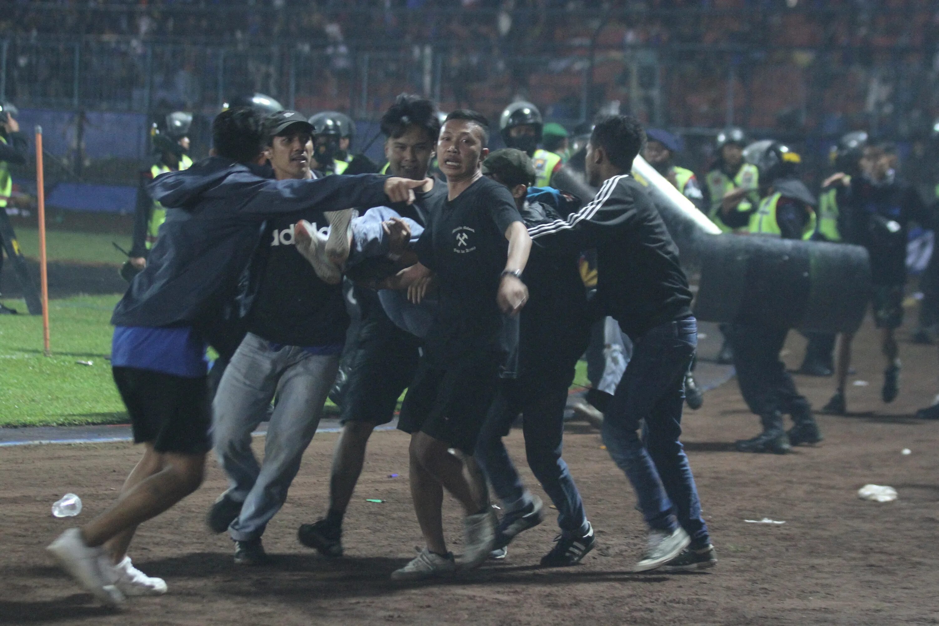 Беспорядки на стадионе. Беспорядки на стадионе в Индонезии. Давка футбол Индонезия. Драка после матча