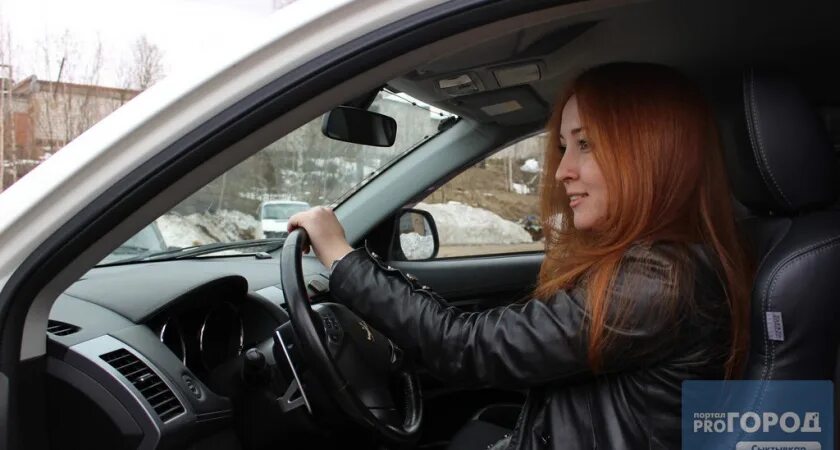 Женщина за рулем. Lydia barakat (@itslydboss). Варвара мазараки. Рыжие девушки в машине. Рыжая девушка возле машины.