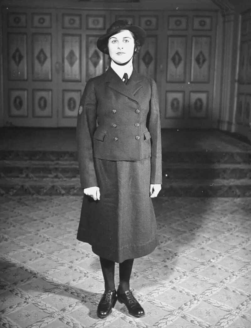 Женщина после второй мировой. Форма женская Военная 1942. Мода военных лет. Женская форма во второю мировую. Платье второй мировой войны.