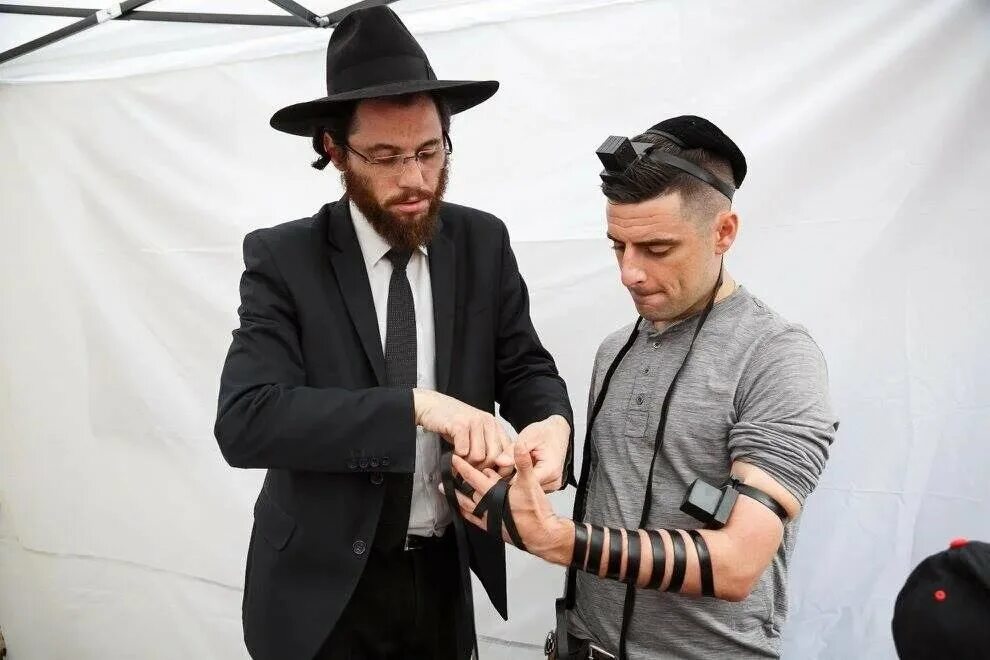 Тфилин хабад. Коробочка на голове у ортодоксальных евреев. Куб у евреев. Коробочка на голове у евреев. Тфилин хасиды.