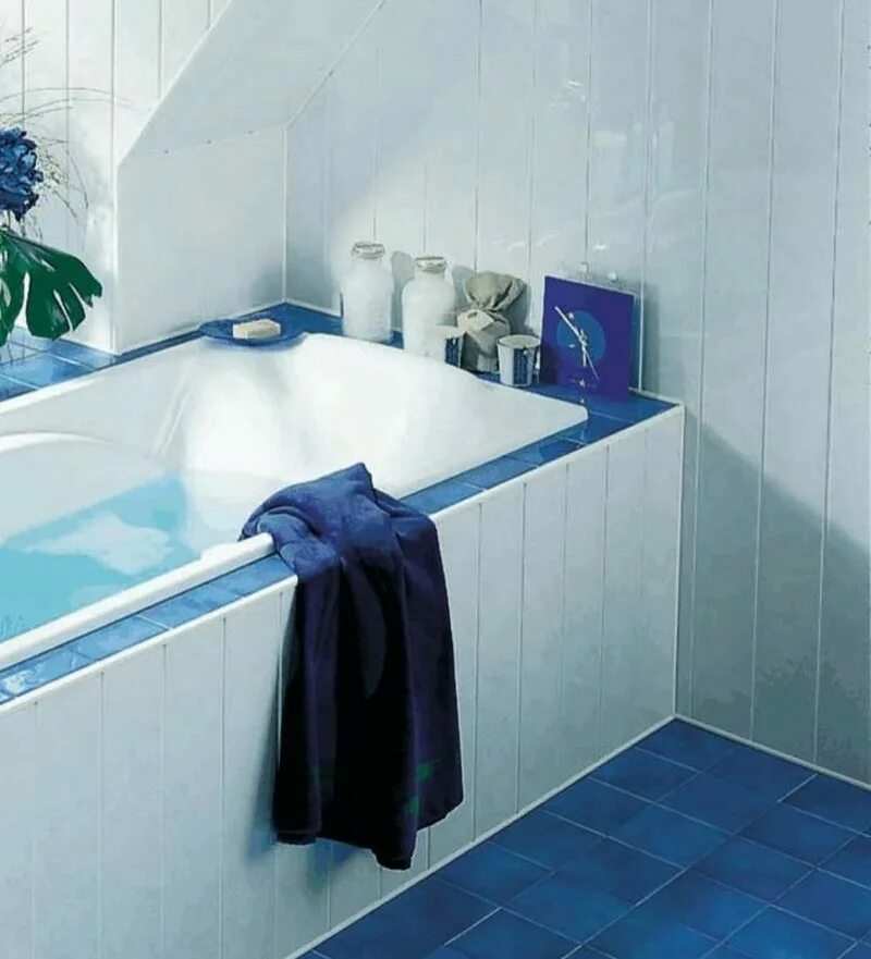 Чем можно отделать ванную комнату. Пластиковые для ванной. Отделка ванны пластиковыми панелями. Ванная оббитая панелями. Ванная из пластиковых панелей.