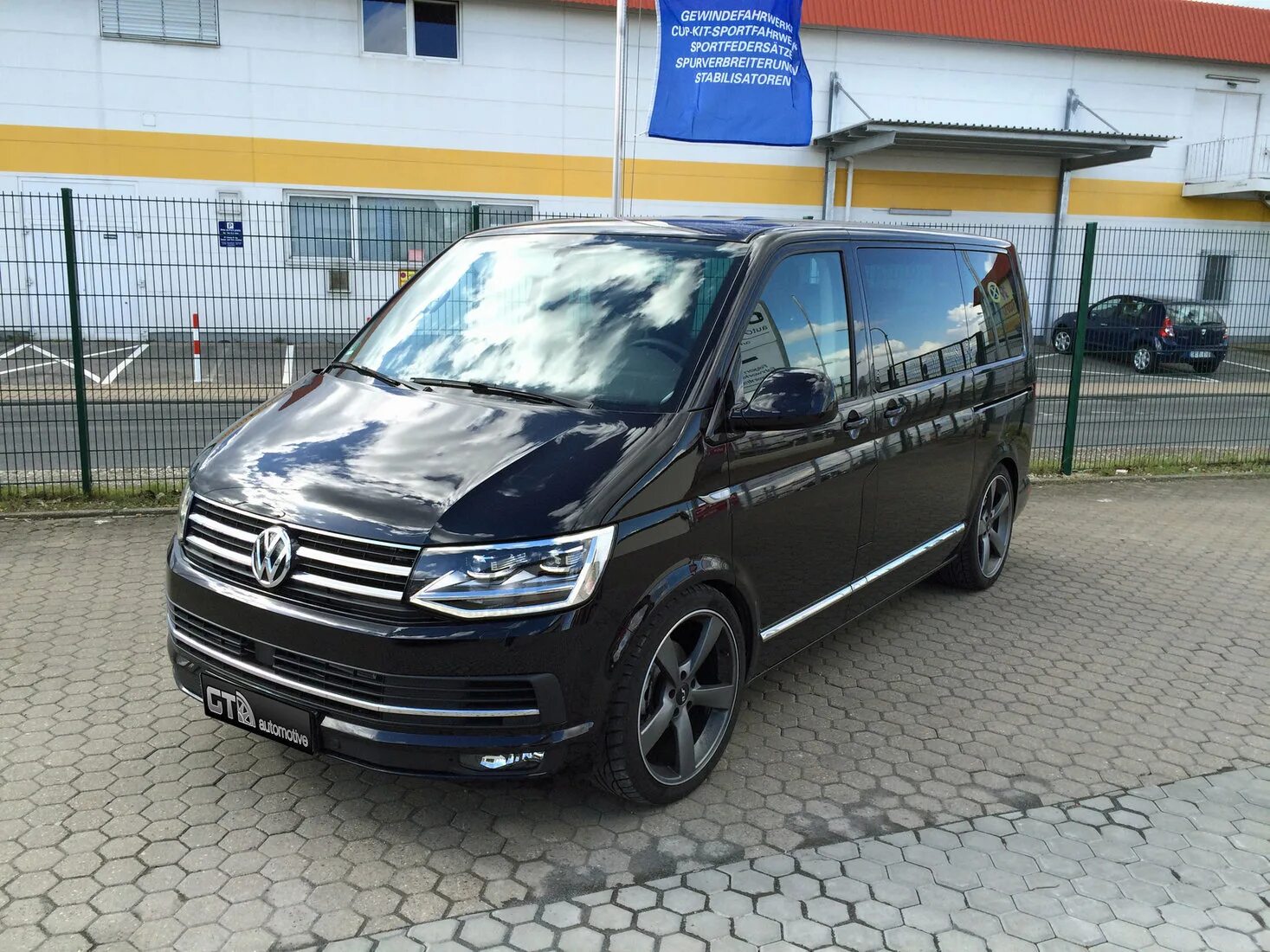 Купить фольксваген мультивен на авито. Volkswagen Multivan t6 Black. Multivan t6 черный. Диски VW Multivan t6. VW t6 r20.