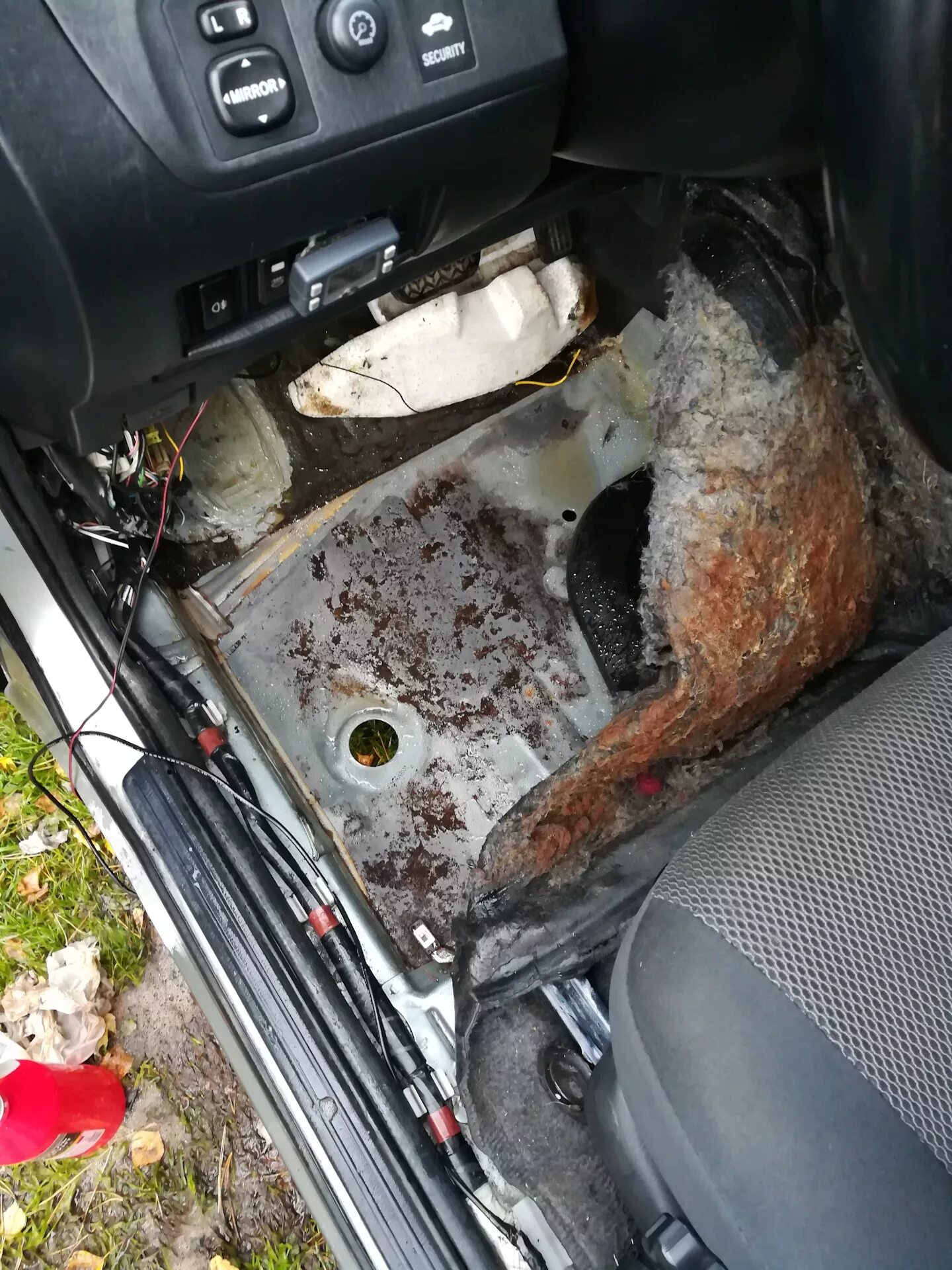 Как просушить салон. Вода в салоне автомобиля rav 4. мокрый пол салона автомобиля. вода под ковриком водителя. просушка салона автомобиля.