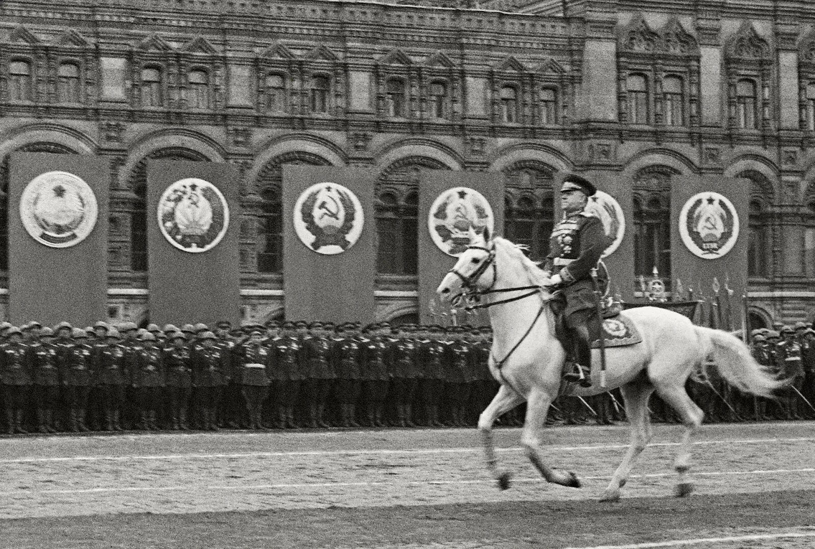 Победа на коне. Жуков на параде Победы 1945. Жуков и Рокоссовский на параде Победы 1945.