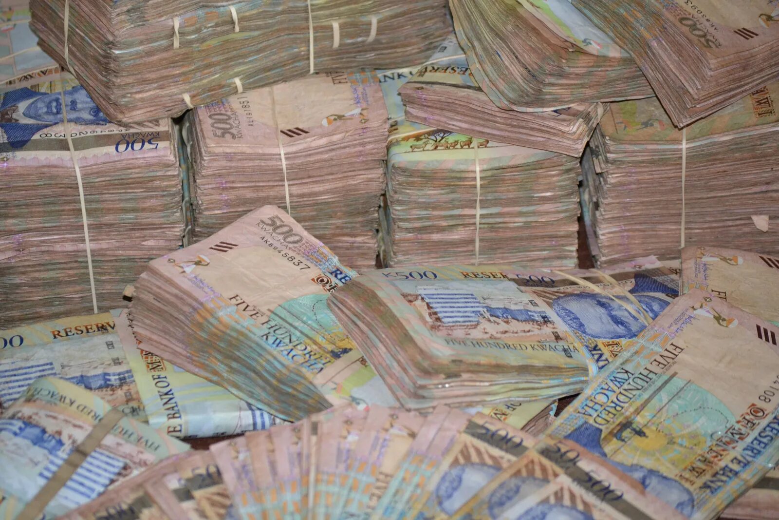 Фальшивые деньги. Деньги купюры. Фейк фото денег. Бумажные деньги. Бумажные деньги.