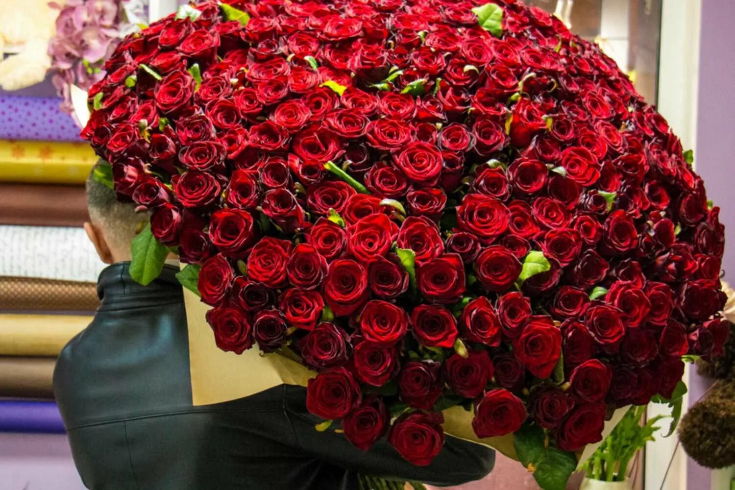 Купить красивые розы. Букет шикарный. Огромный букет цветов. Красивый роскошный букет.