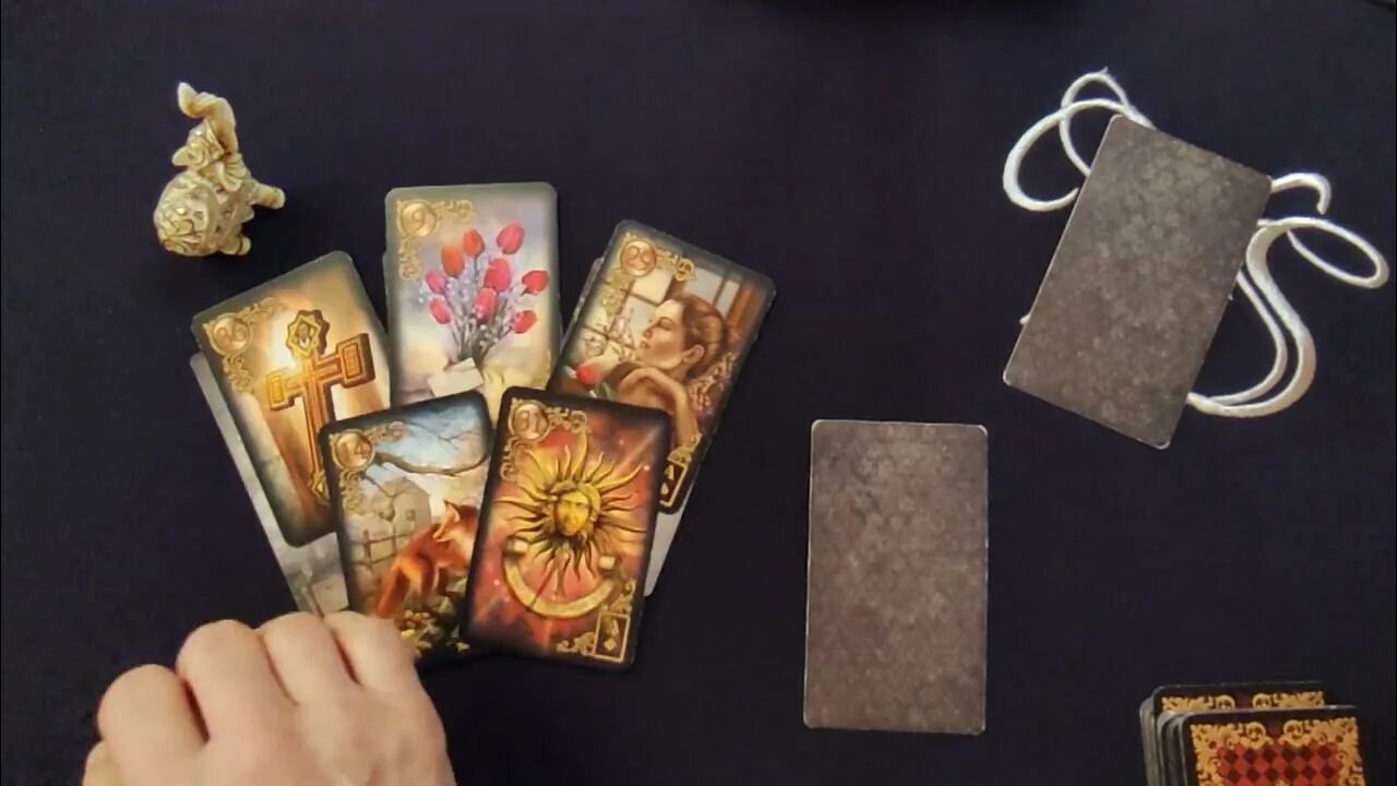 Таро радужного будущего. Бесплатный расклад таро на любовные отношения водолея на январь 2022. Гадания на водолея. Таро водолей февраль. Таро водолея.