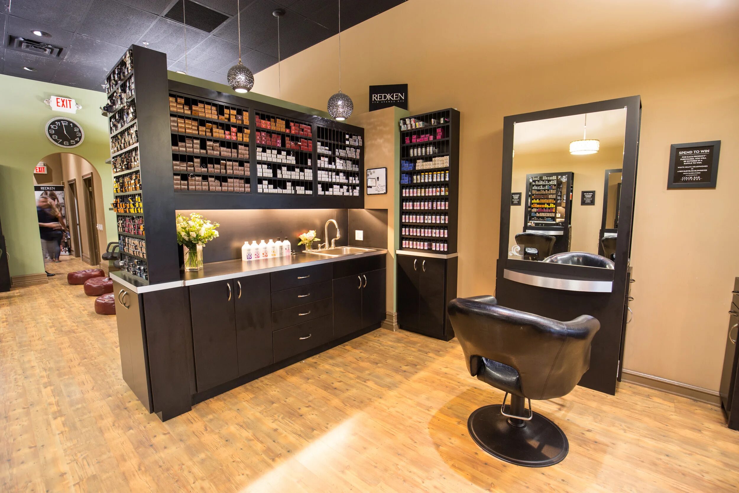 рабочее место колориста парикмахера. кабинет парикмахера колориста. стойка колориста. рабочее место колориста. шкаф для красок для волос для салона.