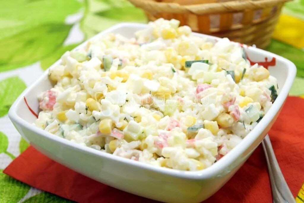 Крабовый салат с рисом с фото. Салат с рисом и крабовыми палочками и кукурузой и огурцом и яйцом. салат с крабовыми палочками и кукурузой и рисом. крабовый салат с рисом. салат с крабовыми палочками и рисом.
