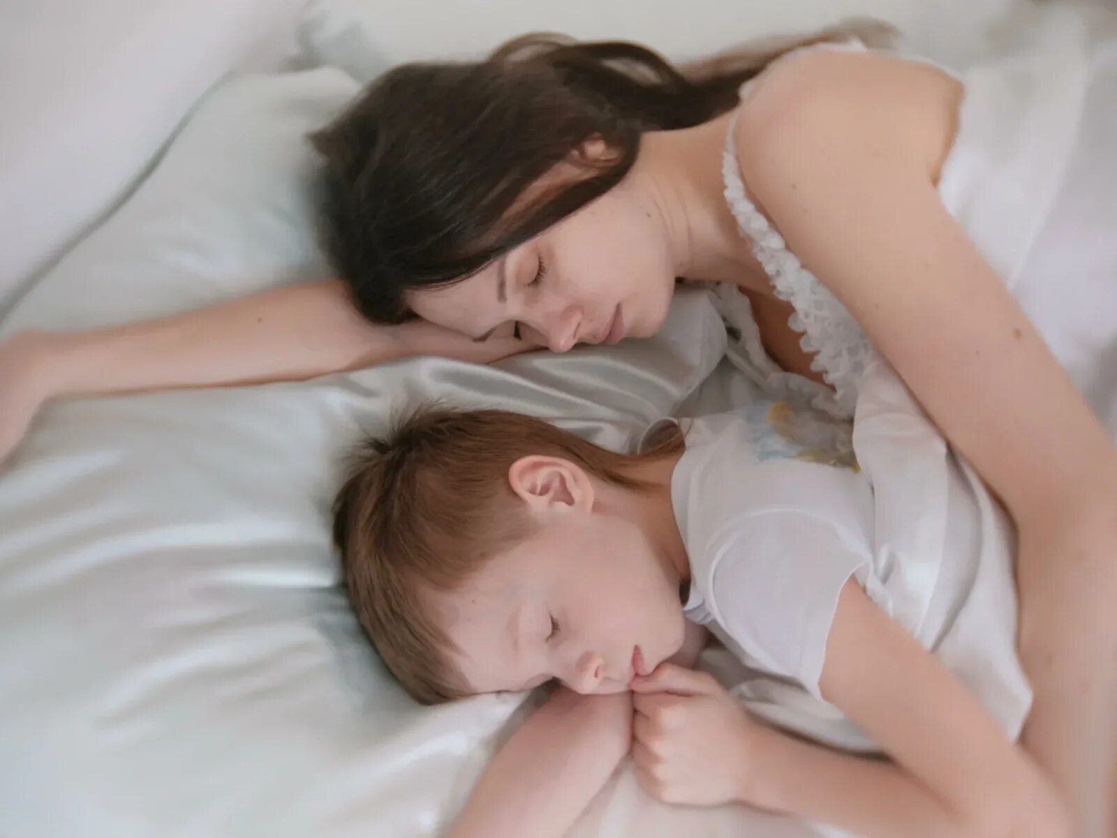 Real sleeping mom. Мамочка и сынишка в постели. Мом сон Реал.