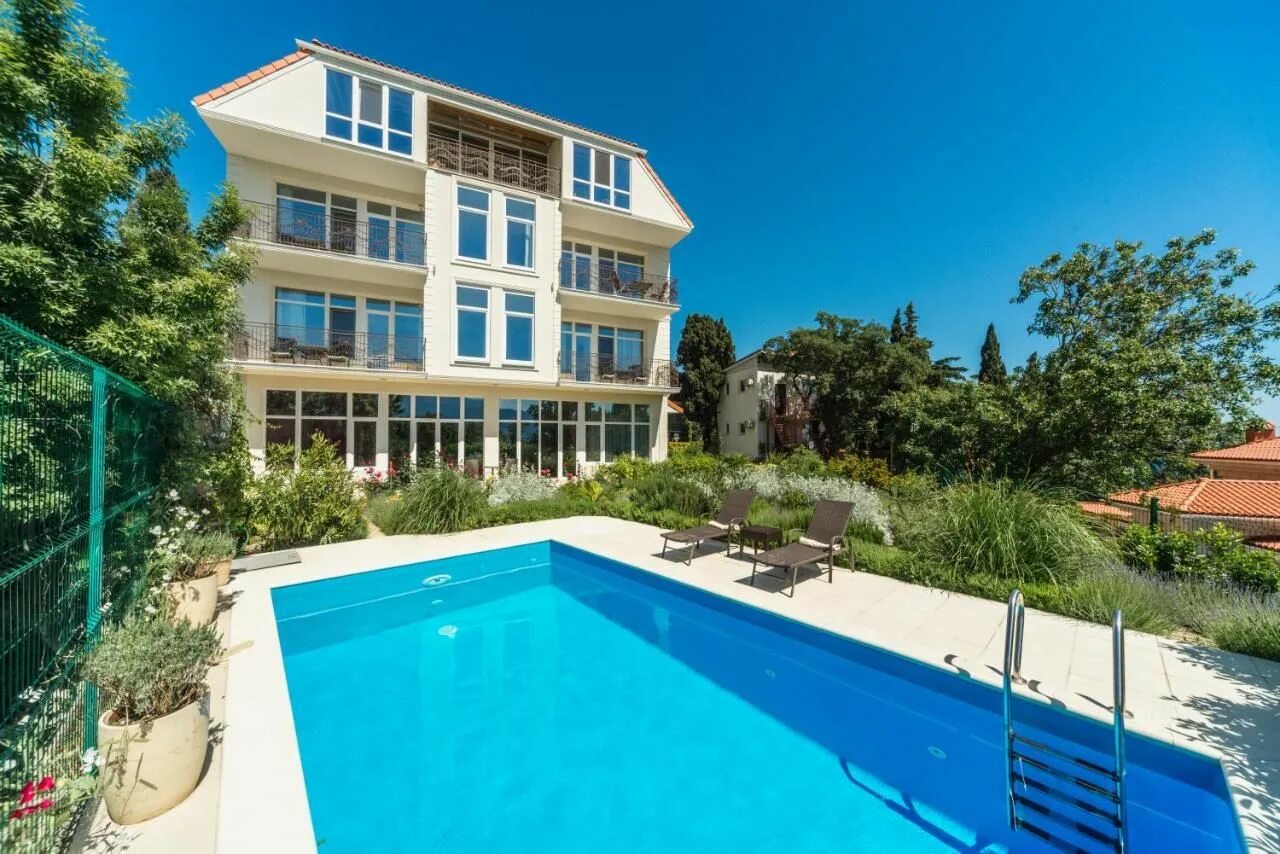 Архипо-осиповка отдых 2021 с бассейном. Вилла у моря крит. Гостевой дом тироль архипо-осиповка. Генрих 1 сочи гостиница. Геленджик коттедж бассейн.