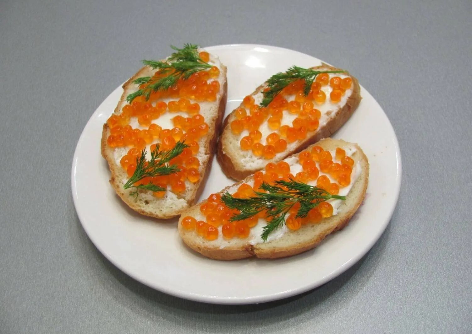Как вкусно сделать бутерброды с икрой. Бутерброды с икрой. бутерброды с икрой и творожным сыром. бутерброды с красной рыбой и икрой. бутеры с икрой и рыбой.