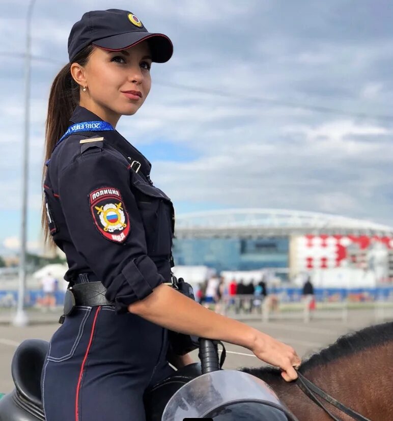 Видео девушка в полиции. Видео девушка в полиции. Дарья блинова полицейский. Женщина полицейский. Видео девушка в полиции.