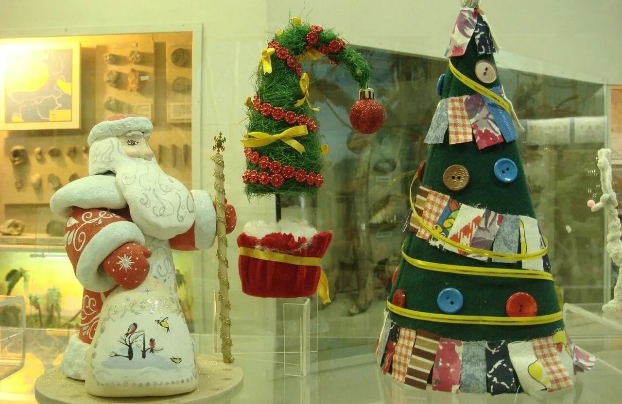 выставка новогодних поделок. выставка на новогоднюю тематику. новогодняя выставка. выставка новогодних поделок. название выставки поделок к новому году.