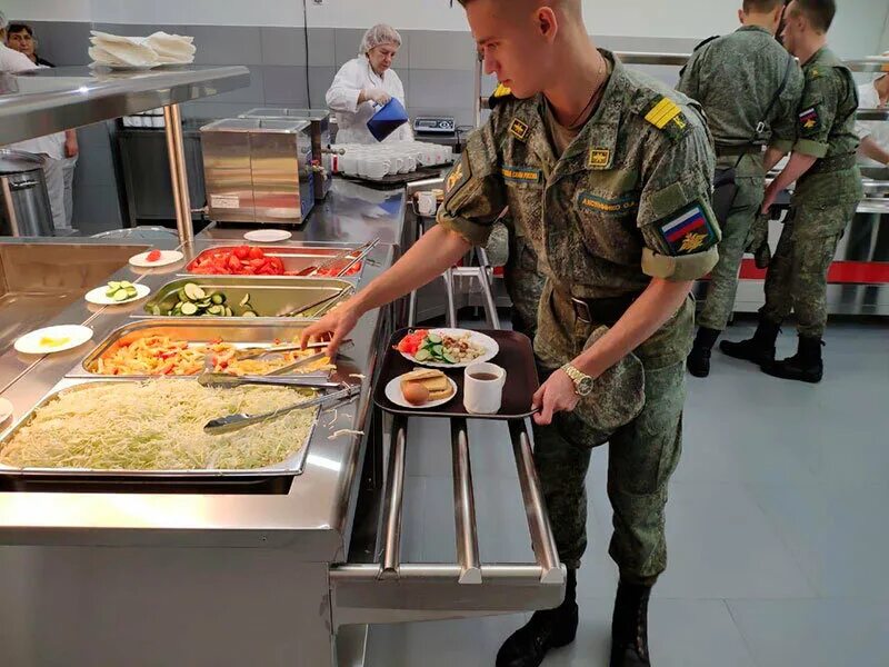 Армейское питание. Столовая в армии. Столовая в Российской армии. Солдаты в столовой. Шведский стол в армии.