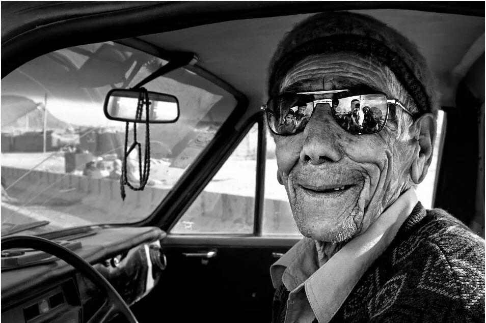 Пожилой мужчина у автомобиля. Дедушку туда вожу. Пенсионеры на авто. Дедушку туда вожу. Водитель пенсионер.