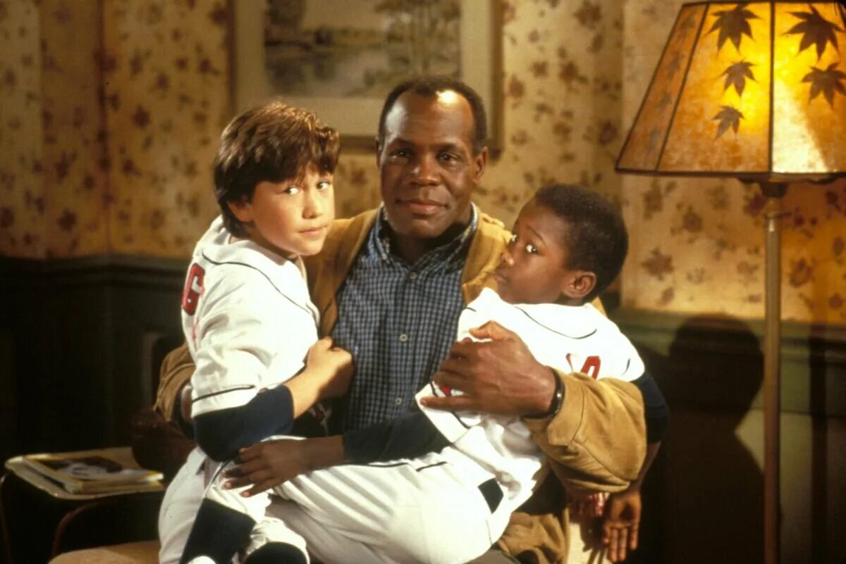 Ангелы у кромки поля. Ангелы у кромки поля макконахи. Ангелы у кромки поля. Ангелы у кромки поля постер. The outfield.