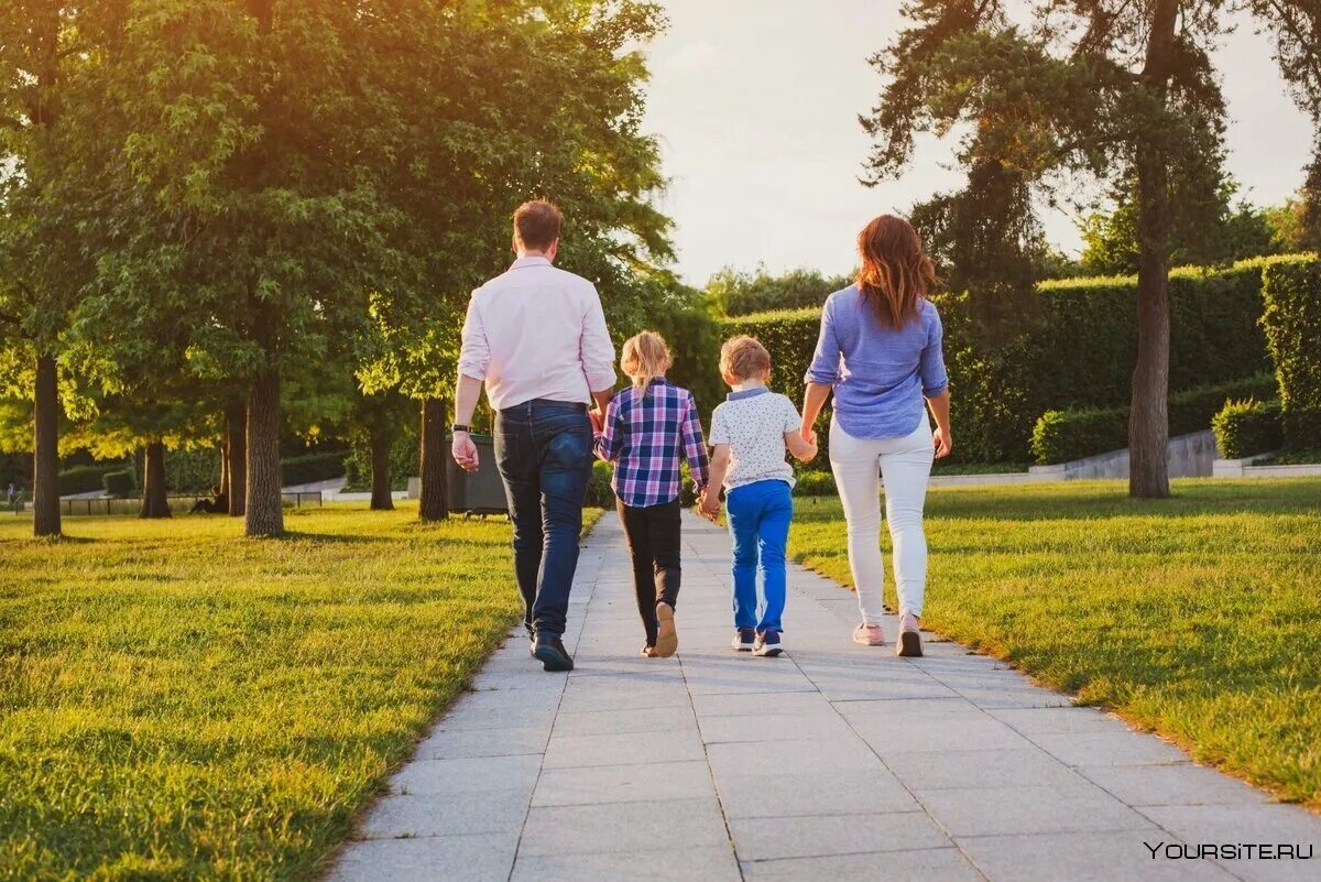 Гулять это. Семья на прогулке. Прогулка. Семейная прогулка. Семья с детьми на прогулке.