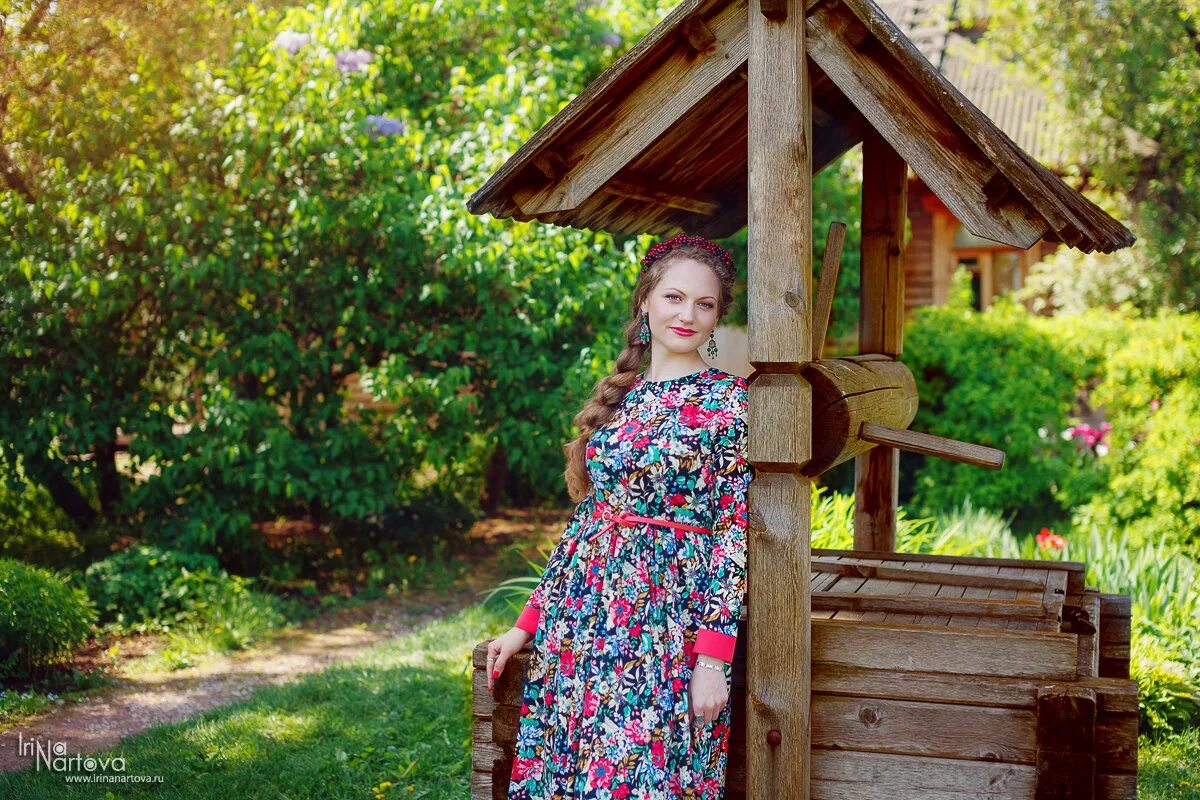 Village women. Девушки в деревне. Деревенские девушки. Фотосессия в деревенском стиле летом. Фотосессия в деревенском доме.