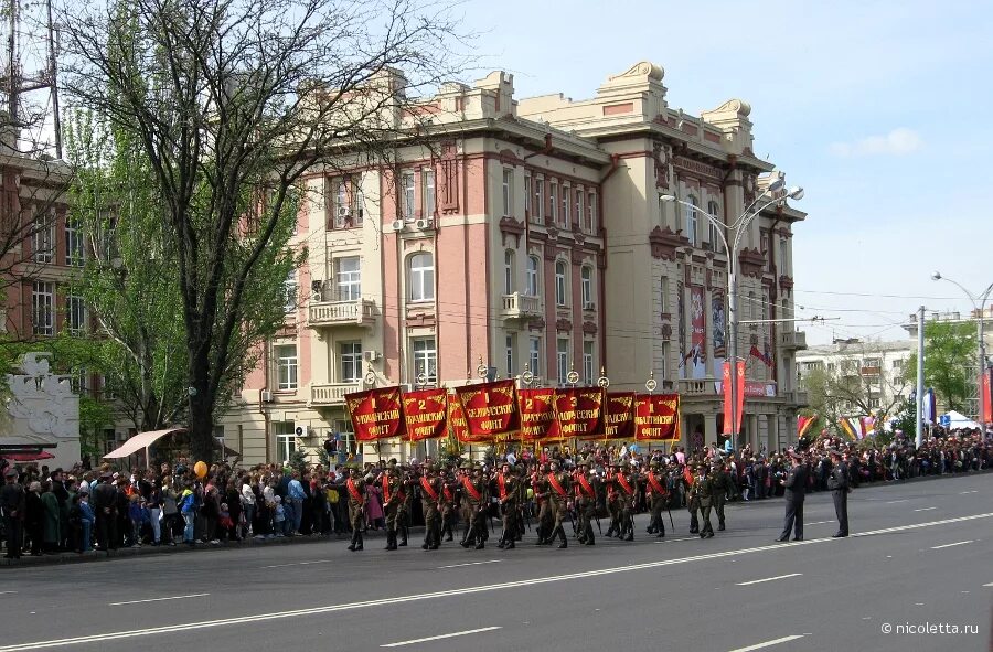 9 мая на дону. Ростов Театральная площадь 9 мая. День Победы Ростов на Дону. Ростов на Дону парад 9 мая. Победный Ростов- на Дону 9 мая.