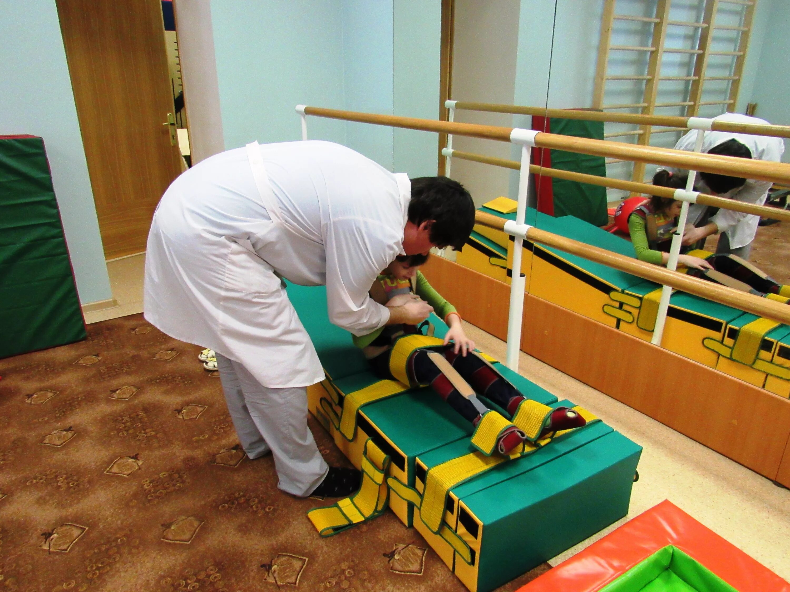 Интернат для детей инвалидов. Реабилитационное оборудование для детей с ДЦП. Кровать для умственно отсталых детей. Интернат для детей с умственной отсталостью.