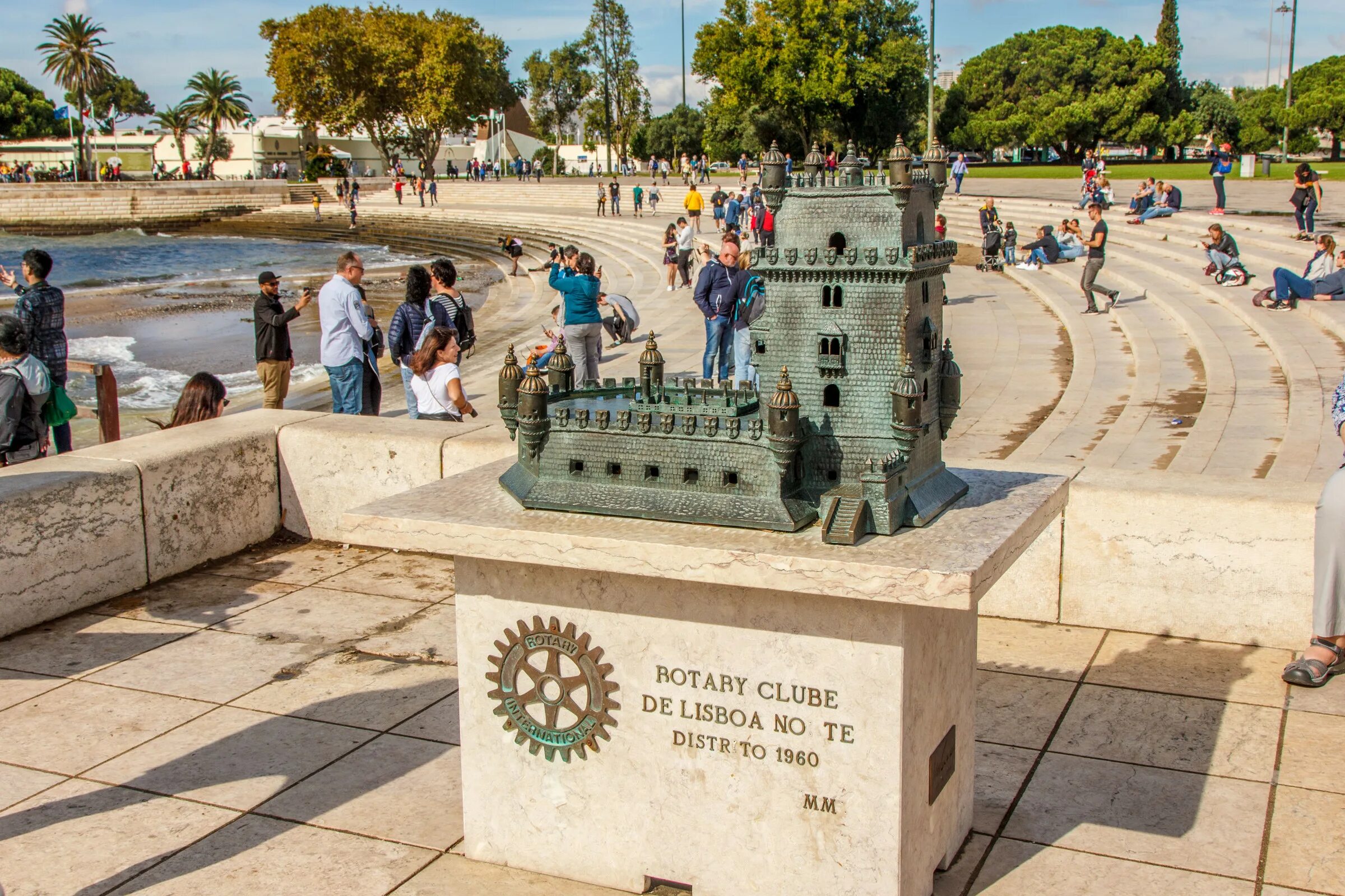 Лиссабон маленькая башня. Лиссабон башня белем копия. Копия башни в лиссабоне для кого. Лиссабон башня белем копия. Для кого поставили маленькую башню в лиссабоне.