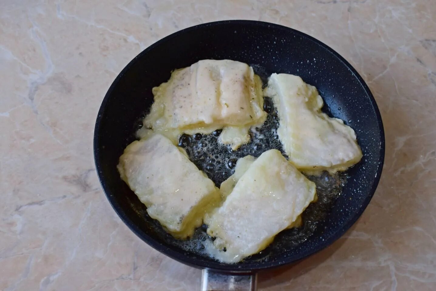 Морской язык рыба в кляре. Рыбный язычок в кляре. Рыбий язык в кляре. Кляр для рыбы для жарки на сковороде. Кляр для рыбы для жарки.