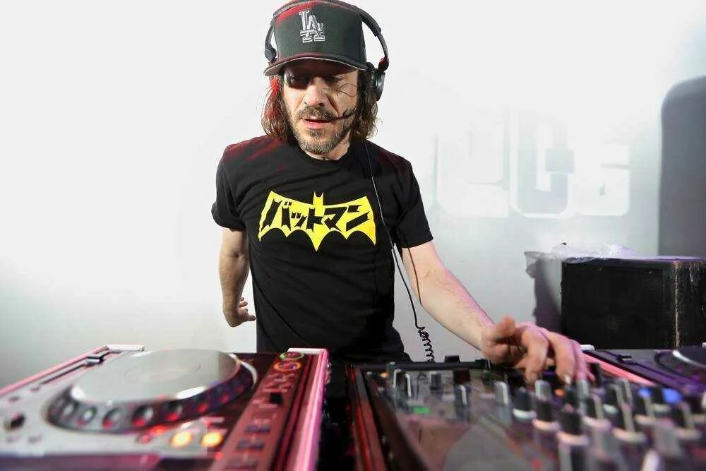 E в музыке. Apple music (software). Vigel фото. Э мьюзик. Arty диджей.