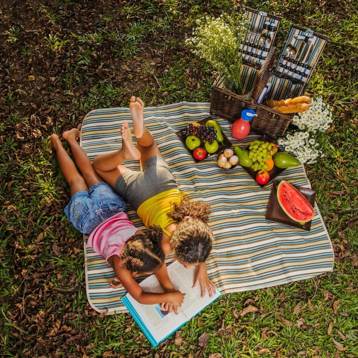 Детская пикника. Пикник для фотосессии на природе идеи. Семейная фотосессия пикник. Фотосессия пикник на природе семьей. Семейная фотосессия на природе пикник.