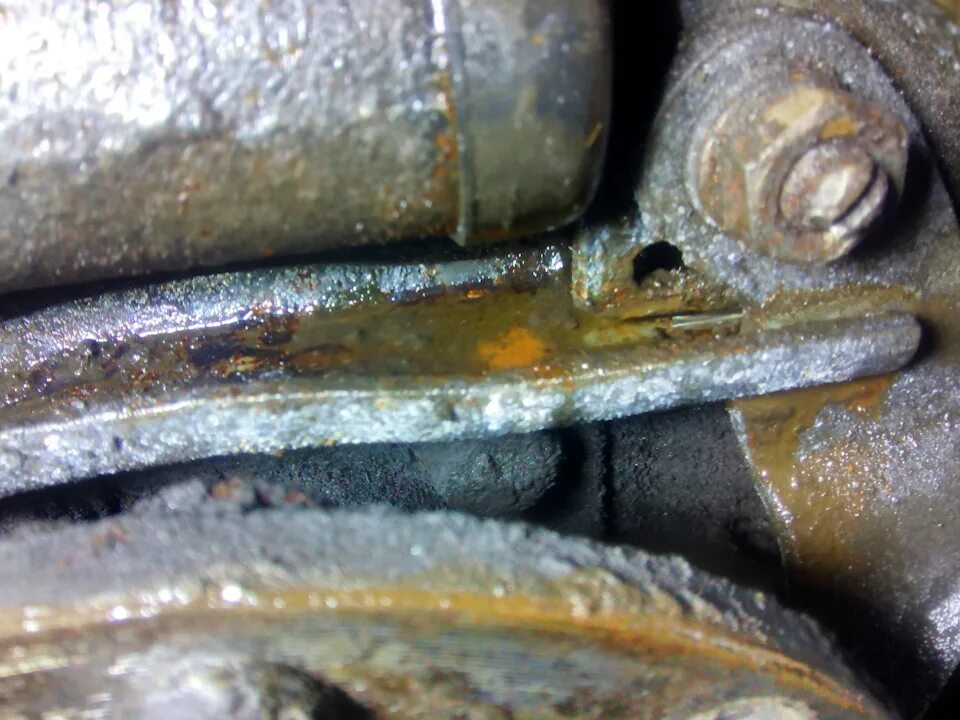 Потек рабочий цилиндр. Главный штуцер сцепления хендай соната 3. Рабочий цилиндр сцепления ауди а6 с4 2. Цилиндр сцепления шкода рапид. Цилиндр сцепления ваз 2107.