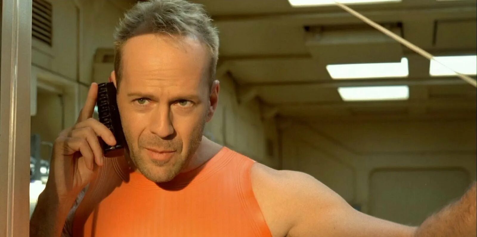 Брюс уиллис пятый элемент. Корбен даллас 5 элемент. Пятый элемент корбен даллас. Брюс уилис пятый элемент. Брюс уиллис сколько лет в 5 элементе.