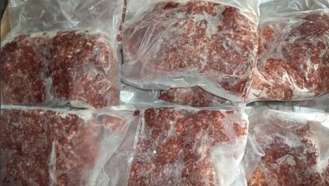 Пять полукилограммовых пачек фарша