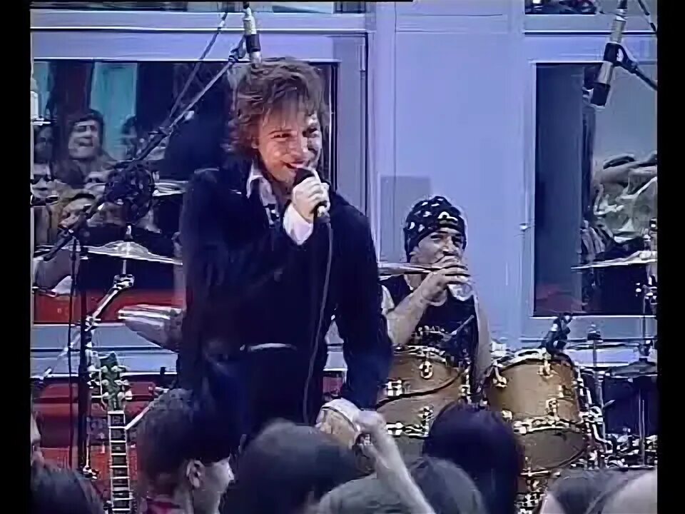 Мерещится толи большая. Мумий тролль - медведица (valeriy smile & timber remix). Мерещится толи большая медведица. Медведиха с футболки. Медведица толи большая толи малая.