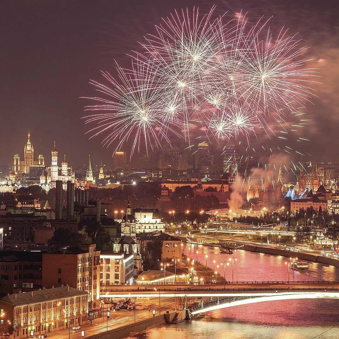 Салют "новогодний". Новогодний салют кремль. Салюты новой москвы. Салюты новой москвы. Храм василия блаженного и салют.