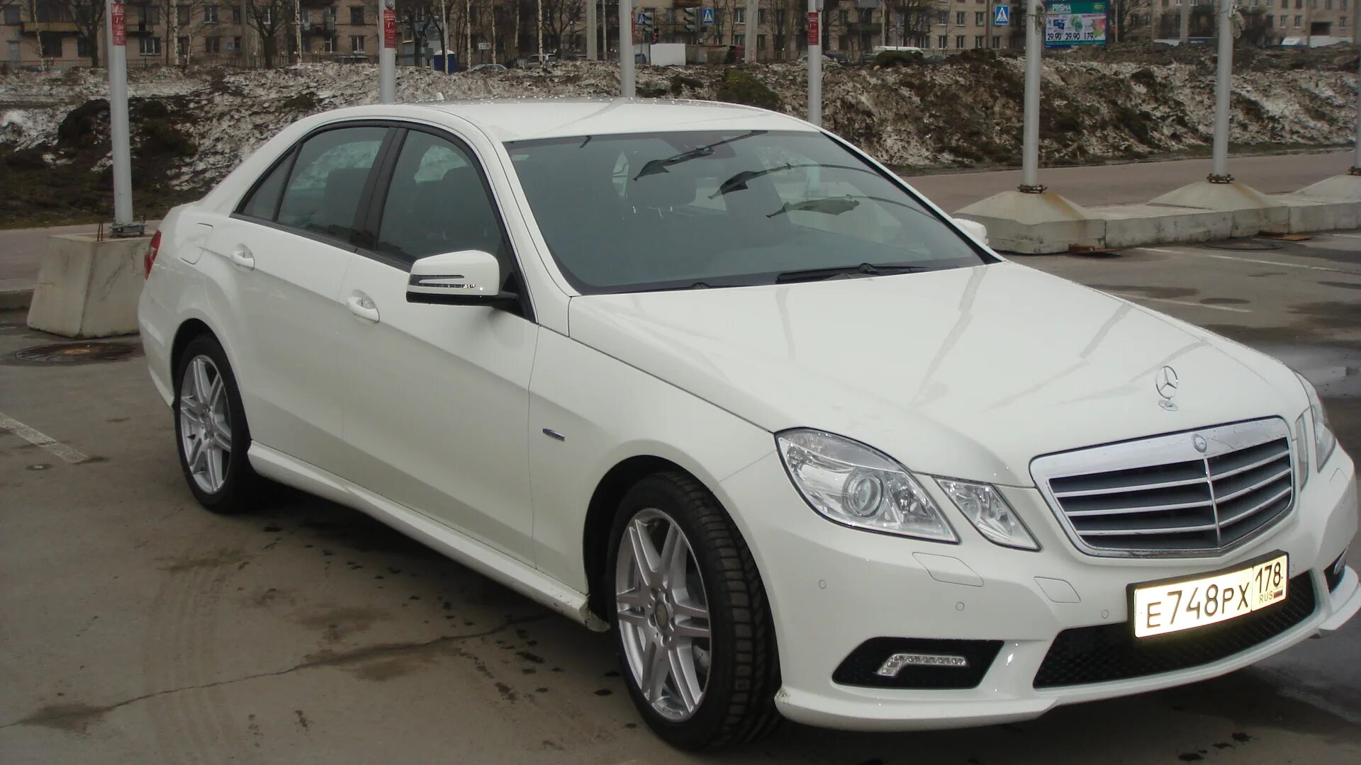 Мерседес е300 212. Мерседес е 300 белый. Мерседес е300 AMG. Белый Мерседес е300 AMG. Купить е 212